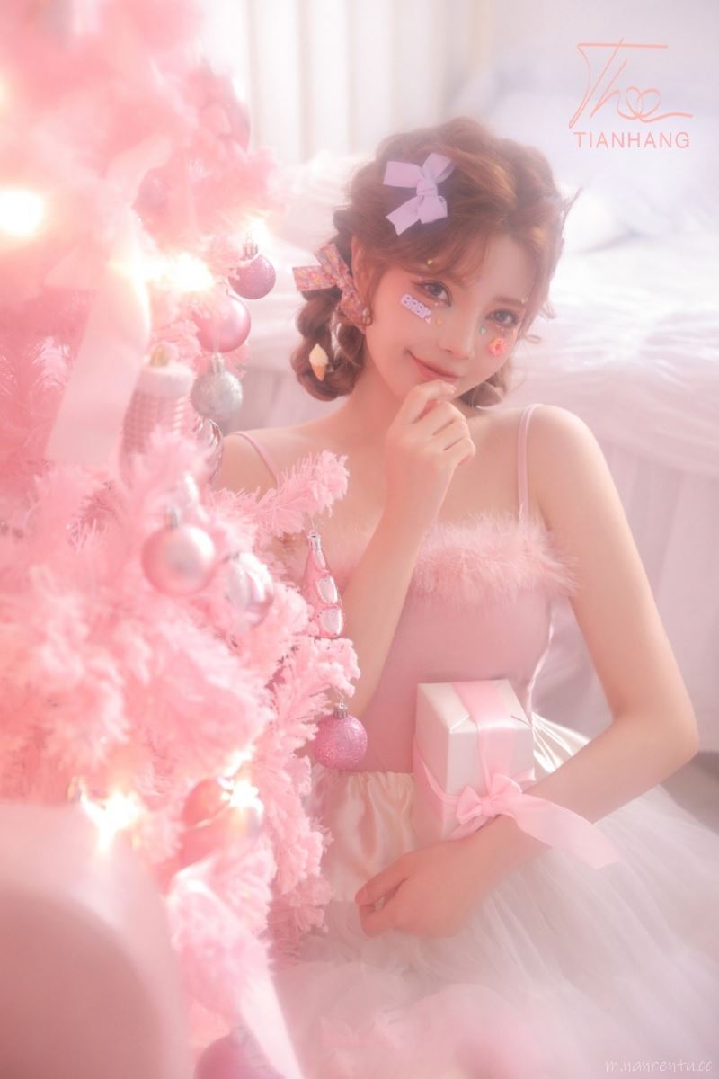 梦幻粉色公主风的吊带短裙美女唯美写真图片第3张