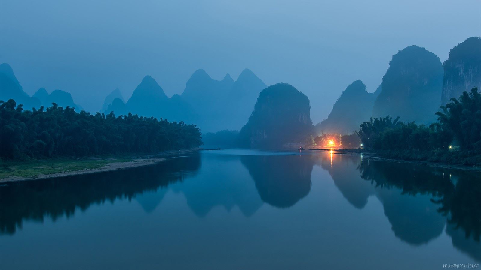 高清风景电脑桌面壁纸图片|桂林漓江清晨山水间的一点灯光第1张